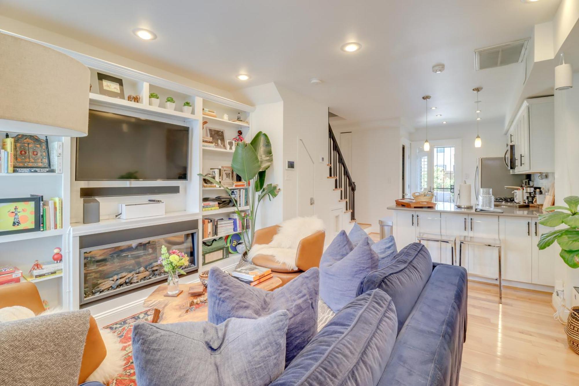 Stunning Dc Townhome With Private Outdoor Space! Holiday home Washington