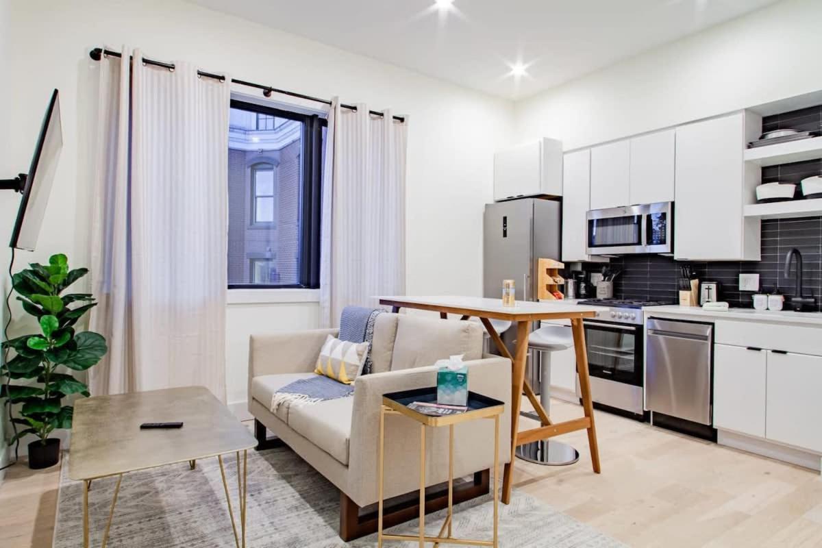 Eastern Market & Metro Accessible Modern Charm Walk Everywhere Holiday home *