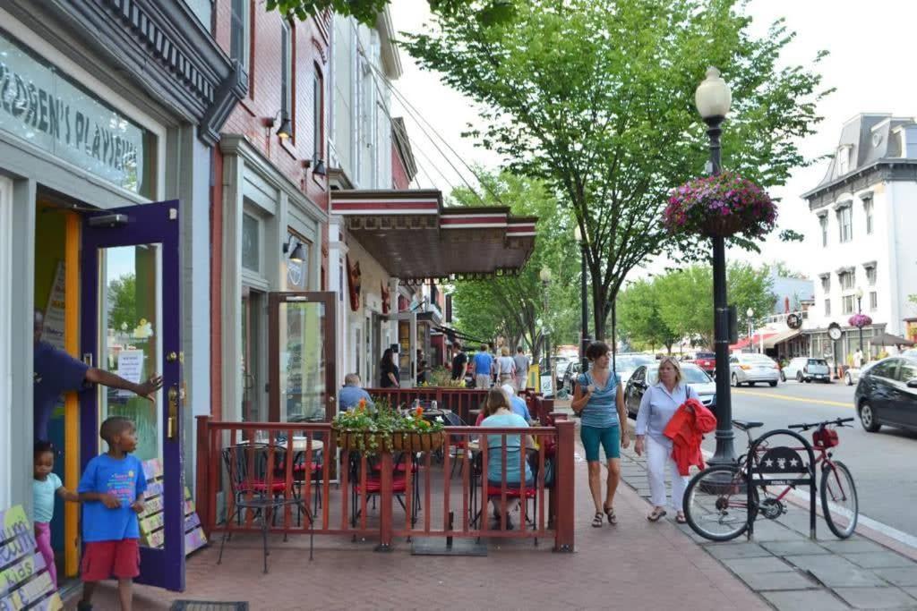 Eastern Market & Metro Accessible Modern Charm Walk Everywhere Holiday home
