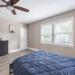 Modern Updated Condo Near Downtown