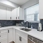 Modern Lux 3Br Updated Townhome W/ Parking