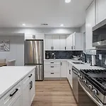 Modern Lux 3Br Updated Townhome W/ Parking