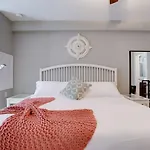 Sojourn 1 Bedroom With Private Patio