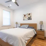 Urban Elegance: Trendy, Spacious Retreat With Parking In The Heart Of The City