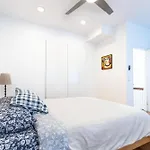 Urban Elegance: Trendy, Spacious Retreat With Parking In The Heart Of The City