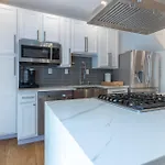 Urban Elegance: Trendy, Spacious Retreat With Parking In The Heart Of The City
