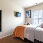 Cozy 5Bedroom 4Bath Retreat In Washington Dc With Free Parking And Next To A Bus Stop