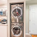 Chic & Contemporary Condo With Free Onsite Parking