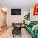 Chic & Contemporary Condo With Free Onsite Parking
