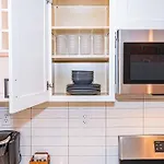 Chic & Contemporary Condo With Free Onsite Parking