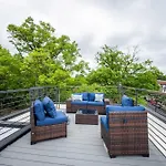 Modern 3Br Condo, Rooftop & Downtown Views