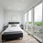 Modern 3Br Condo, Rooftop & Downtown Views
