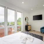 Modern 3Br Condo, Rooftop & Downtown Views