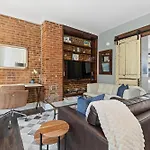 Beautiful 1-Br Flat Nestled Between Dupont & Logan