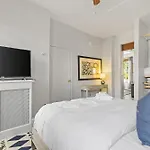 Beautiful 1-Br Flat Nestled Between Dupont & Logan