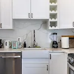 Charming 2Br Townhouse With Patio & Parking In Dc