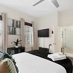 Chic 1-Br Loft Nestled Between Dupont & Logan