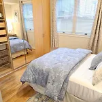Chic 2 Bedroom Condo At 2121
