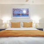 Fancy 1-Br In Central Location Parking Available