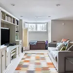 Explore Sights Of Washington From Spacious Crib
