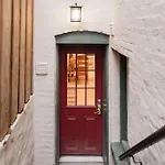 Explore Sights Of Washington From Spacious Crib