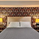 Explore Sights Of Washington From Spacious Crib