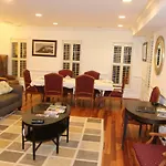 Penthouse Condo - Private Roof Deck & Free Parking
