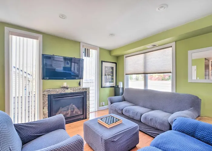 Ideally Located Dc Home With Pool Table And Patio