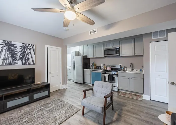 Modern Updated Condo Near Downtown