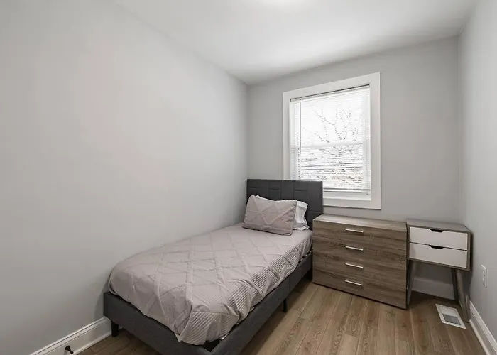 Modern Lux 3Br Updated Townhome W/ Parking