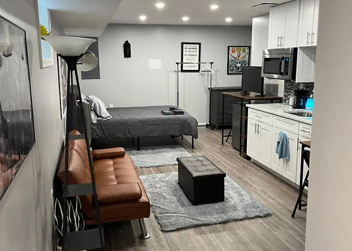 Urban Retreat Basement Studio Only Two Blocks From Metro! Off Street Parking!
