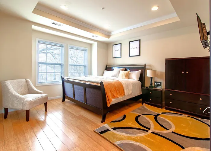 Cozy 5Bedroom 4Bath Retreat In Washington Dc With Free Parking And Next To A Bus Stop