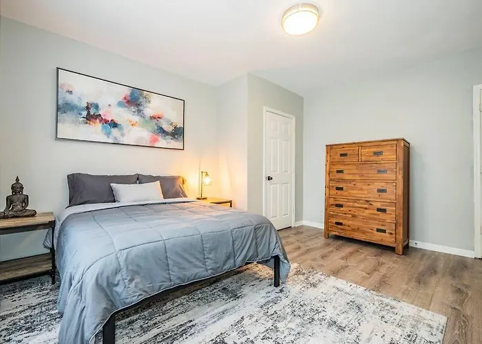 Chic & Contemporary Condo With Free Onsite Parking