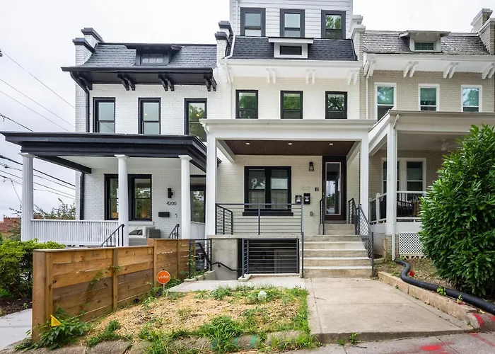 Modern 3Br Condo, Rooftop & Downtown Views