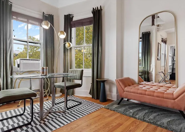 Chic 1-Br Loft Nestled Between Dupont & Logan