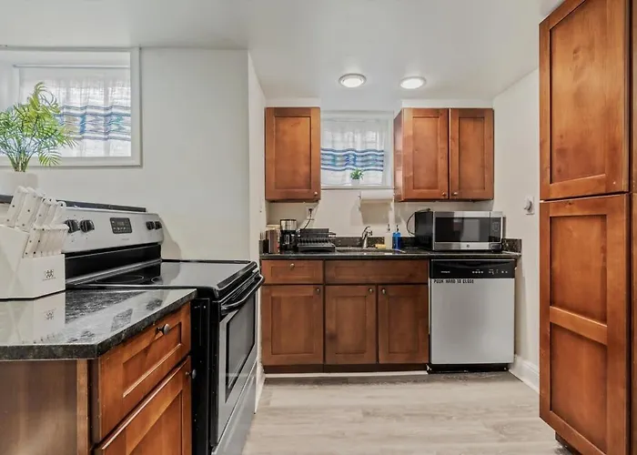 Garden-Level 2-Br Apt In Historic Petworth Home