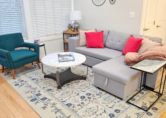 Chic 2 Bedroom Condo At 2121