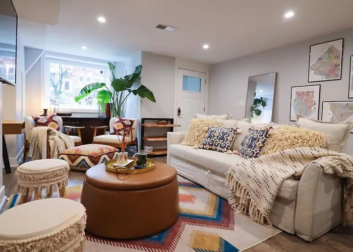 English Basement In Renovated 110 Yo Row Home