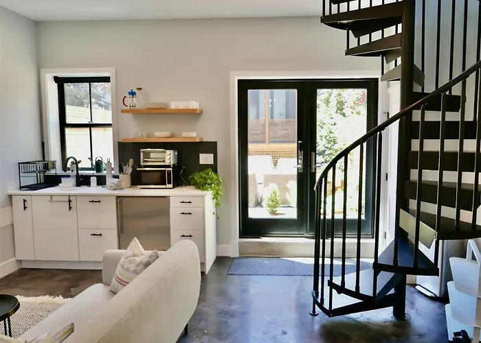 The Chic Carriage House In Shaw Sleeps 2