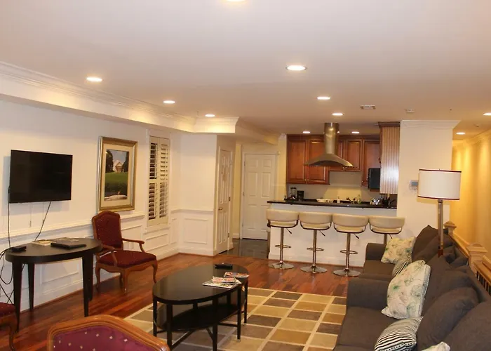 Penthouse Condo - Private Roof Deck & Free Parking