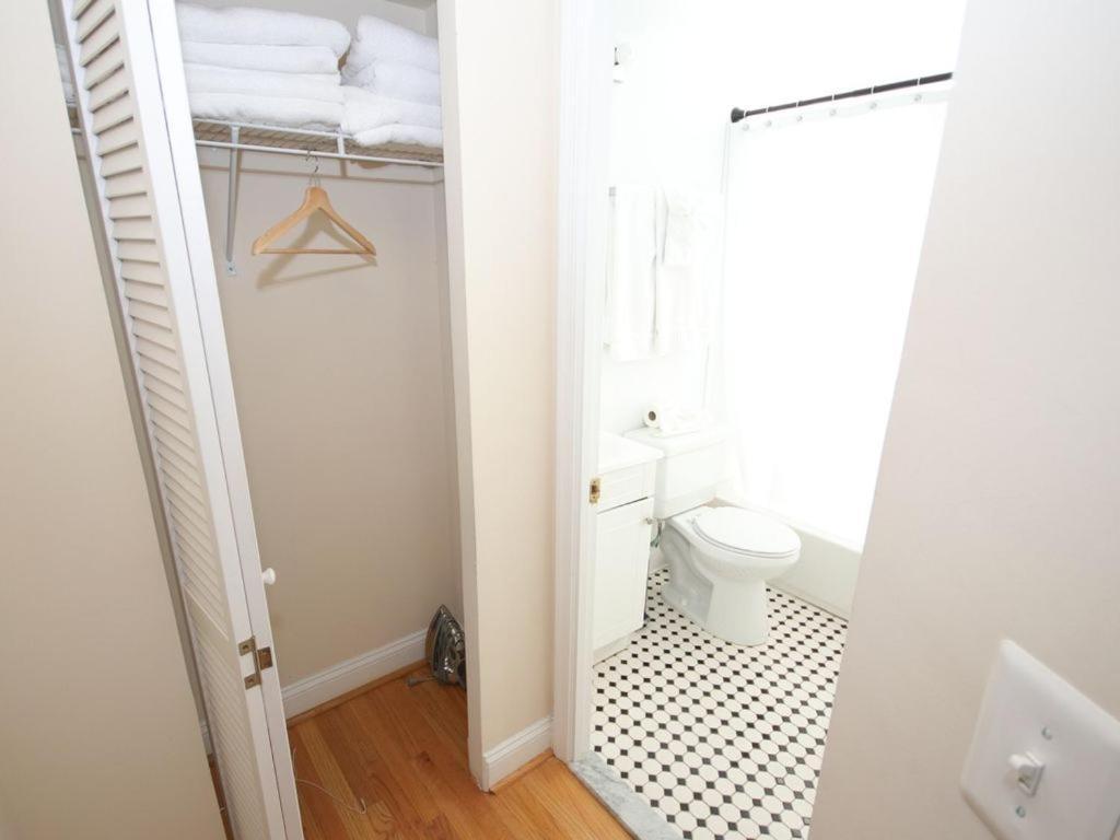 Affordable 2bdrm Home-free Parking Apartment Washington