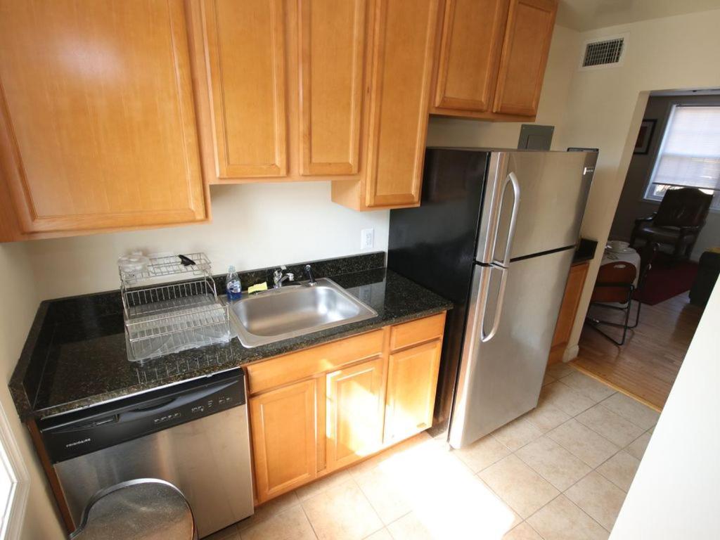 Apartment Affordable 2bdrm Home-free Parking *