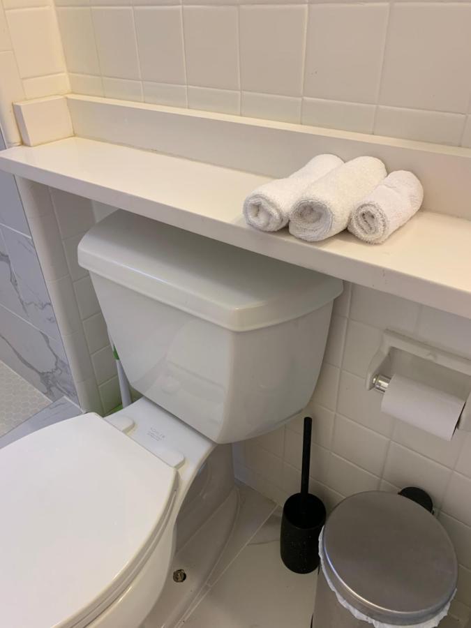 Apartment Large Duplex 2bdrm 1den-metro *