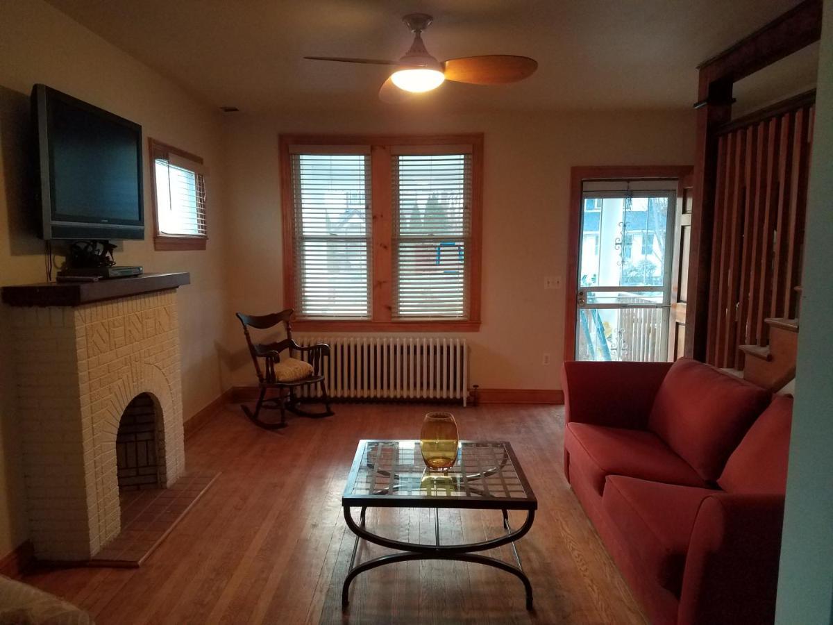 Holiday home 4br 2 Full Bath Sleeps 10 Large Yard 2 Cars Washington