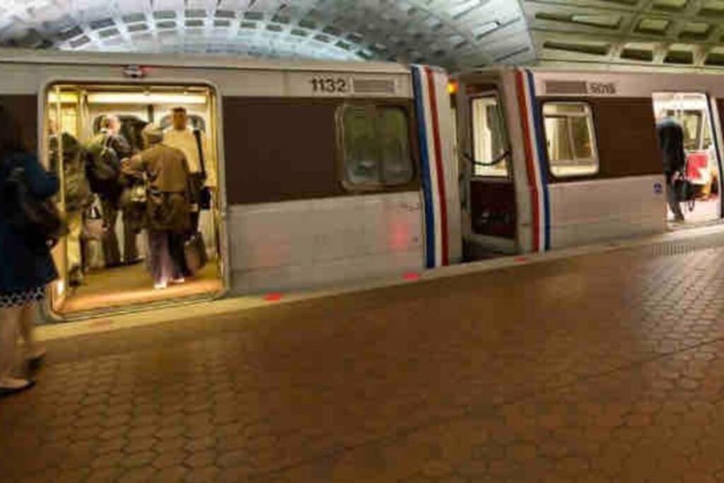Urban Retreat Basement Only Two Blocks From Metro! Off Street Parking! Washington