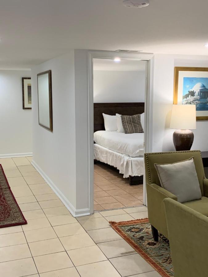 Renovated Basement 2bdrm Near Metro Apartment