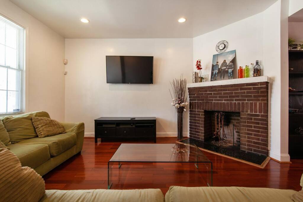 Relaxing, Spacious, Private, Walkable In Petworth! Holiday home Washington
