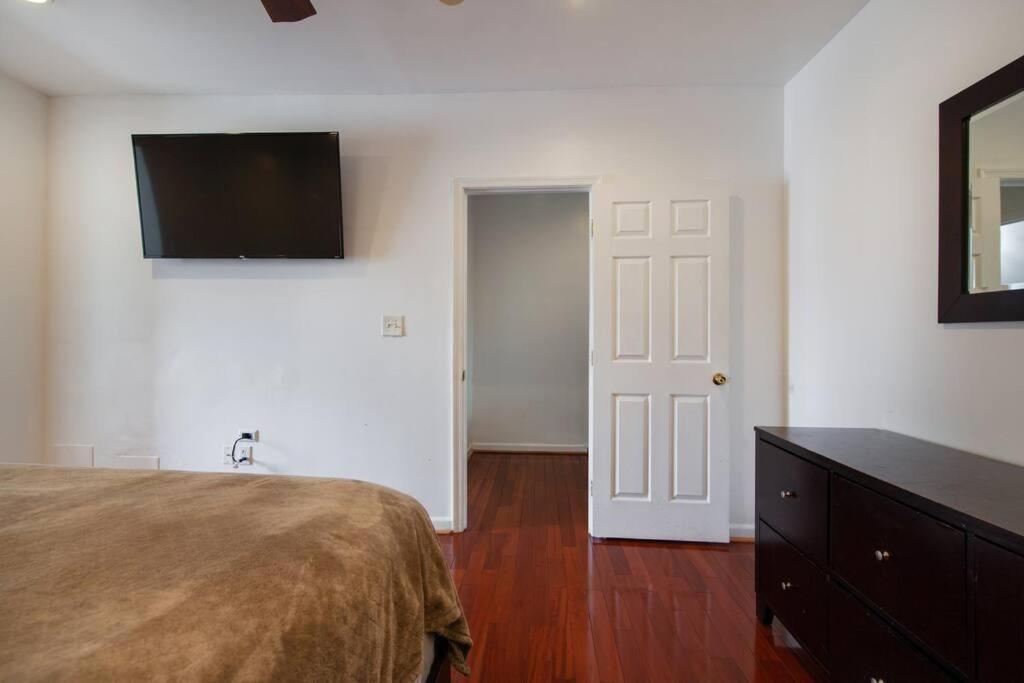 Relaxing, Spacious, Private, Walkable In Petworth! Holiday home