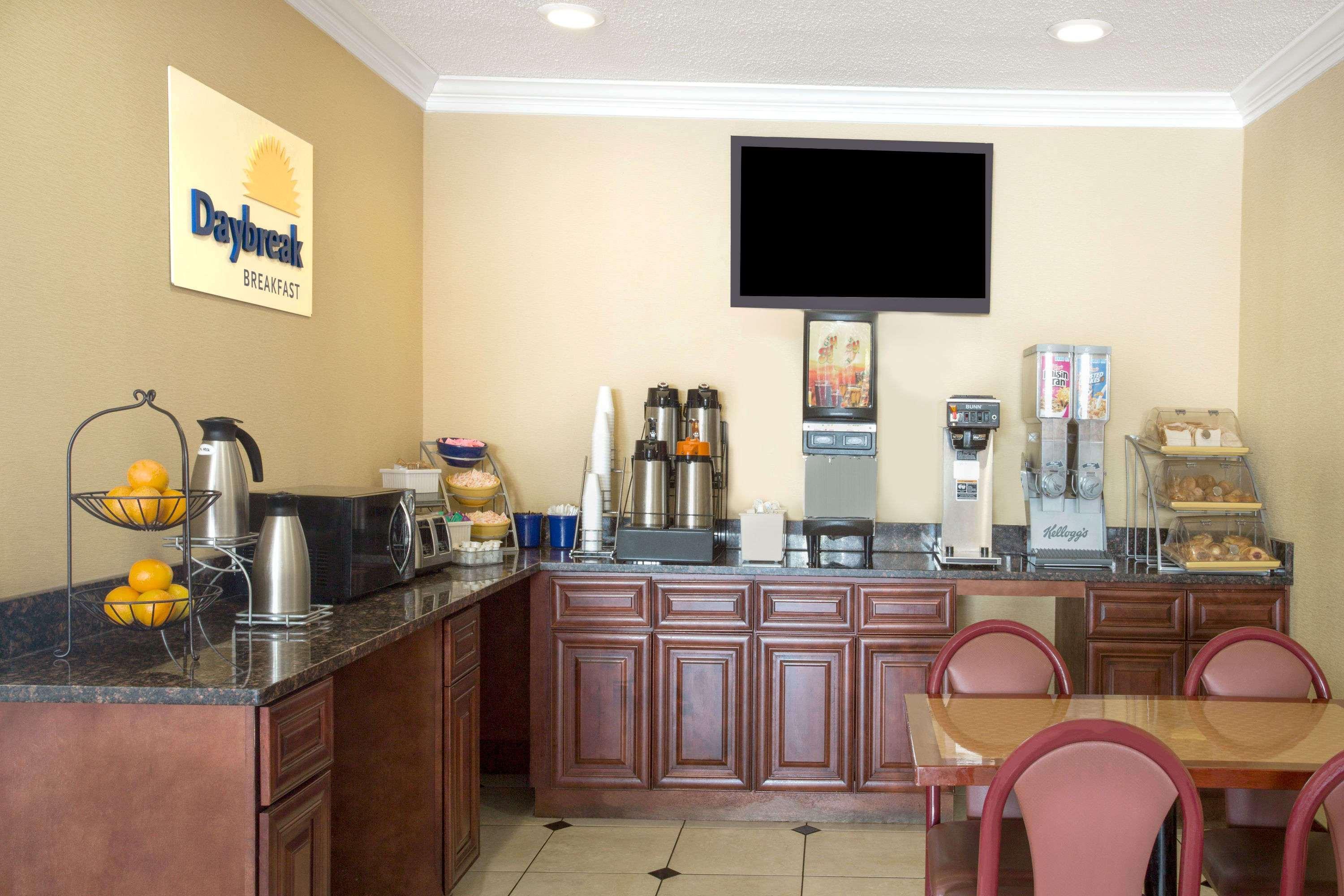 Hotel Days By Wyndham Dc/gateway 2*