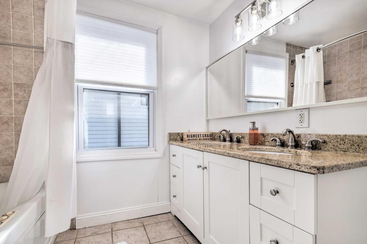 Ideally Located Dc With Pool Table And Patio *